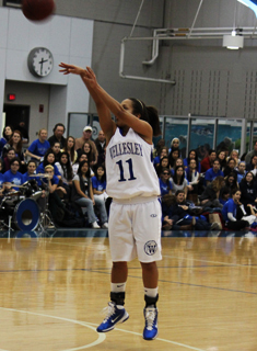Wellesley Basketball Falls to Smith in Defensive Battle