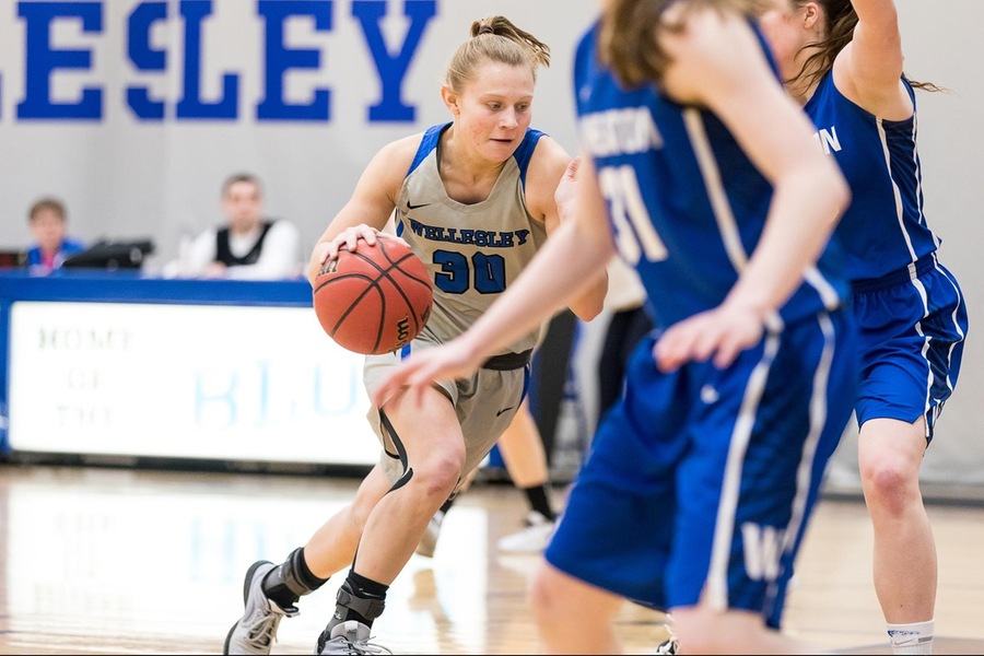 Senior Emily Kopp scored 16 points on 7-of-11 shooting to lead the Blue (Frank Poulin).