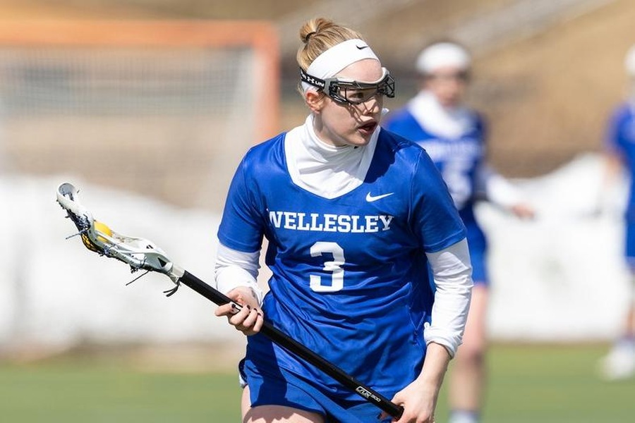 Senior Lena Engbretson set-up three Wellesley goals in the victory (Frank Poulin).