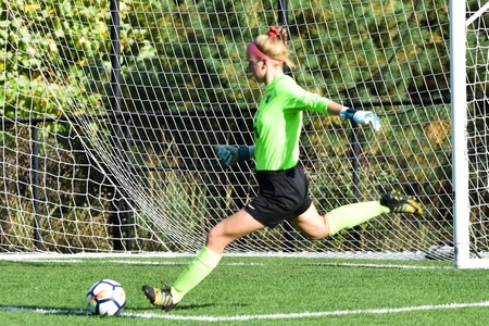 Olivia Reckley records her 13th career shutout in a 1-0 victory over Endicott. (Julia Monaco)