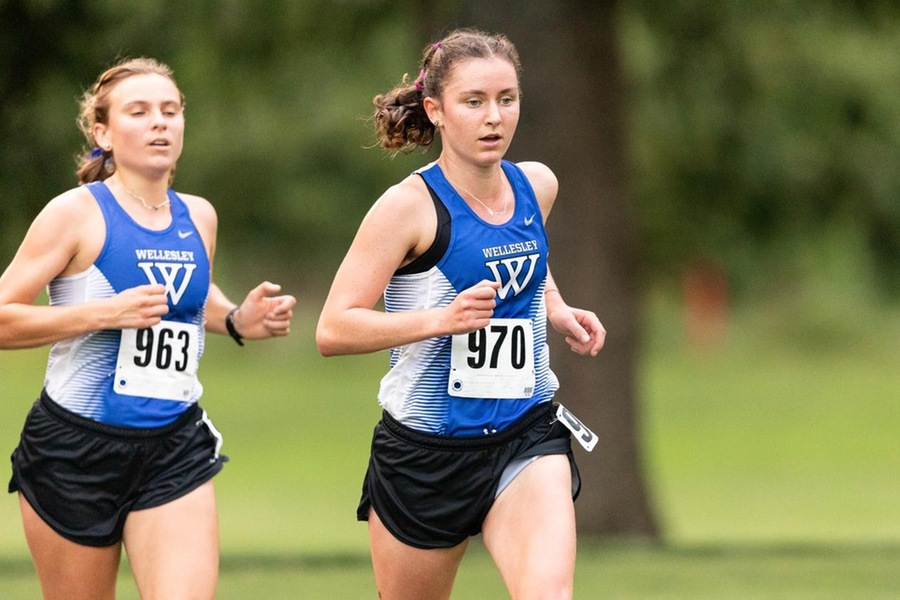 Eva Paradiso (center) was fifth overall with a collegiate 6k PR of 23:45.9 (Frank Poulin).