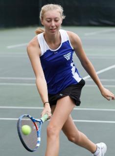Wellesley Tennis Splits Singles with #18 Tufts, But Blue Fall 6-3