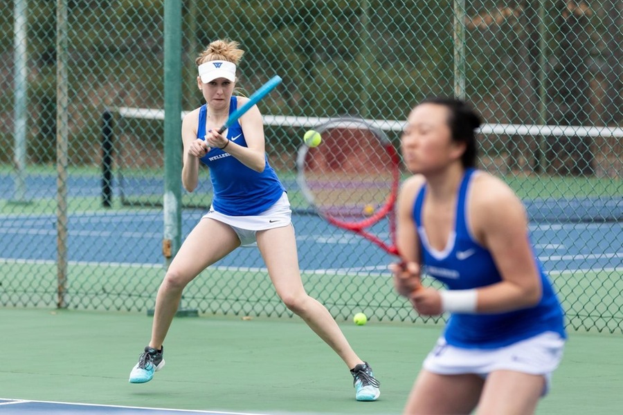 (l) Michaela Markwart and (r) Justine Huang helped the Blue take a 2-1 lead in doubles (Frank Poulin).